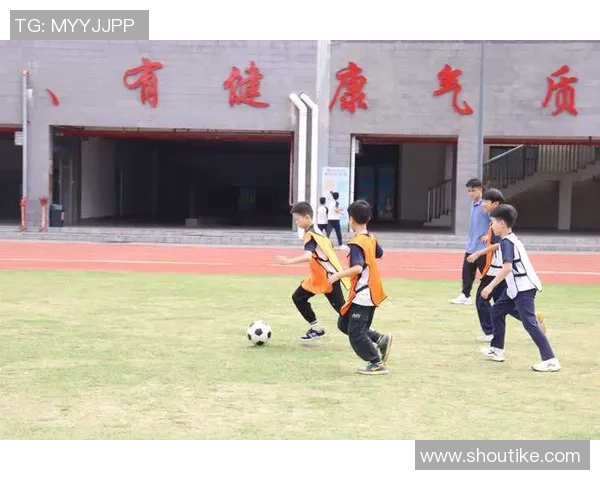 足球明星子女精彩表演瞬间展现童趣与才华的完美结合 足球明星子女精彩表演瞬间展现童趣与才华的完美结合